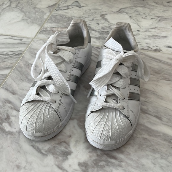 Adidas superstar shell toe in white and silver - Picture 4 of 5